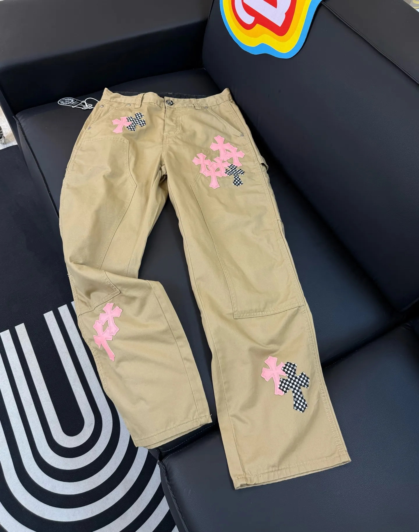 P280 Style number: D335 🔥Chrome Hearts khaki pink leather work jeans Size: s-XXL (28 30 32 34) Color: Khaki Size reference 28 pants length 100 waist 72 30 pants length 101 waist 76 32 pants length 103 waist 80 34 pants length 104 waist 84
